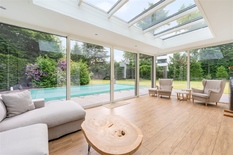 WILRIJK - Oosterveld : Villa spacieuse (environ 352m²) avec 4 chambres, 3 salles de bain, piscine et jardin orienté sud.  Score PEB-C