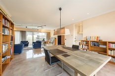 BERCHEM - Near Fruithoflaan: Superb penthouse with 3 bedrooms, 2 bathrooms, 155m² terraces and garage box. EPC label C.