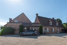 KONTICH - Mechelsesteenweg: Handelspand op zichtbare locatie van 690m² op 1.374m² grond, met eigen parking en ruim terras achteraan.