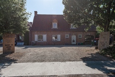 KONTICH - Mechelsesteenweg: Handelspand op zichtbare locatie van 690m² op 1.374m² grond, met eigen parking en ruim terras achteraan.