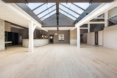 KONTICH - Mechelsesteenweg: Handelspand op zichtbare locatie van 690m² op 1.374m² grond, met eigen parking en ruim terras achteraan.