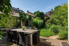 ANVERS - Près du Oudaan et de la Mechelseplein : Exceptionnelle maison de maître de style néoclassique au cœur de la ville, avec une façade de 17 m de large, une piscine intérieure couverte, un garage intégré et un jardin orienté sud. Score PEB-B