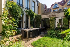 ANVERS - Près du Oudaan et de la Mechelseplein : Exceptionnelle maison de maître de style néoclassique au cœur de la ville, avec une façade de 17 m de large, une piscine intérieure couverte, un garage intégré et un jardin orienté sud. Score PEB-B