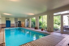 ANVERS - Près du Oudaan et de la Mechelseplein : Exceptionnelle maison de maître de style néoclassique au cœur de la ville, avec une façade de 17 m de large, une piscine intérieure couverte, un garage intégré et un jardin orienté sud. Score PEB-B