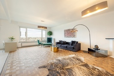 ANVERS - Jan Van Rijswijcklaan : Appartement entièrement rénové, prêt à emménager, avec 4 chambres, 2 salles de bains et 2 places de parking.