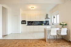 ANVERS - Jan Van Rijswijcklaan : Appartement entièrement rénové, prêt à emménager, avec 4 chambres, 2 salles de bains et 2 places de parking.