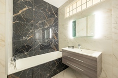 ANVERS - Jan Van Rijswijcklaan : Appartement entièrement rénové, prêt à emménager, avec 4 chambres, 2 salles de bains et 2 places de parking.