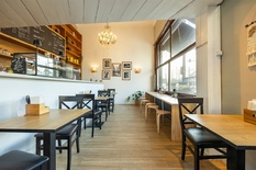 ANTWERPEN - 't Zuid: Over nieuw justitipaleis, instapklaar commercieel handelspand 85m² voor o.a. horeca

BESCHRIJVING:

Dit hoekpand is gelegen aan de Bolivarplaats, net tegenover het nieuw gerechtshof en geniet van een uitstekende visibiliteit.
Ge