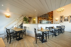 ANTWERPEN - 't Zuid: Over nieuw justitipaleis, instapklaar commercieel handelspand 85m² voor o.a. horeca

BESCHRIJVING:

Dit hoekpand is gelegen aan de Bolivarplaats, net tegenover het nieuw gerechtshof en geniet van een uitstekende visibiliteit.
Ge