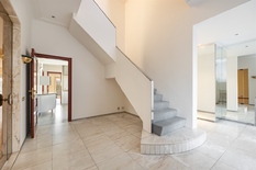 WILRIJK - Parc Den Brandt : élégante villa classique sur environ 1 250 m² avec piscine et jardin orienté sud.
DESCRIPTION :
Rez-de-chaussée :
Hall d'entrée en pierre naturelle avec toilette.
Très spacieux salon avec parquet à chevrons, feu