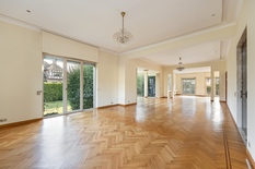 WILRIJK - Parc Den Brandt : élégante villa classique sur environ 1 250 m² avec piscine et jardin orienté sud.
DESCRIPTION :
Rez-de-chaussée :
Hall d'entrée en pierre naturelle avec toilette.
Très spacieux salon avec parquet à chevrons, feu