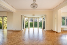 WILRIJK - Parc Den Brandt : élégante villa classique sur environ 1 250 m² avec piscine et jardin orienté sud.
DESCRIPTION :
Rez-de-chaussée :
Hall d'entrée en pierre naturelle avec toilette.
Très spacieux salon avec parquet à chevrons, feu