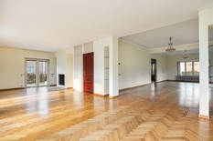 WILRIJK - Parc Den Brandt : élégante villa classique sur environ 1 250 m² avec piscine et jardin orienté sud.
DESCRIPTION :
Rez-de-chaussée :
Hall d'entrée en pierre naturelle avec toilette.
Très spacieux salon avec parquet à chevrons, feu