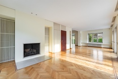 WILRIJK - Parc Den Brandt : élégante villa classique sur environ 1 250 m² avec piscine et jardin orienté sud.
DESCRIPTION :
Rez-de-chaussée :
Hall d'entrée en pierre naturelle avec toilette.
Très spacieux salon avec parquet à chevrons, feu