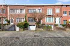 WILRIJK - Oosterveld : Maison luxueuse entièrement rénovée avec garage et grand jardin. Score PEB-B.
DESCRIPTION :
Rez-de-chaussée :
Hall d'entrée avec carrelage d'origine et passage vers le salon.
Toilettes invités avec lavabo.
Grand salo