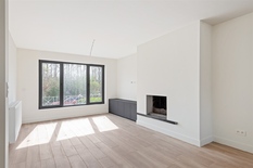 WILRIJK - Oosterveld : Maison luxueuse entièrement rénovée avec garage et grand jardin. Score PEB-B.
DESCRIPTION :
Rez-de-chaussée :
Hall d'entrée avec carrelage d'origine et passage vers le salon.
Toilettes invités avec lavabo.
Grand salo