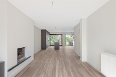 WILRIJK - Oosterveld : Maison luxueuse entièrement rénovée avec garage et grand jardin. Score PEB-B.
DESCRIPTION :
Rez-de-chaussée :
Hall d'entrée avec carrelage d'origine et passage vers le salon.
Toilettes invités avec lavabo.
Grand salo