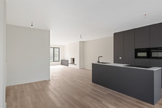 WILRIJK - Oosterveld : Maison luxueuse entièrement rénovée avec garage et grand jardin. Score PEB-B.
DESCRIPTION :
Rez-de-chaussée :
Hall d'entrée avec carrelage d'origine et passage vers le salon.
Toilettes invités avec lavabo.
Grand salo