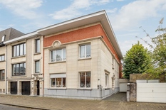 ANTWERPEN - Expo: Prachtige HOB met 3 slaapkamers, 2 badkamers, tuin, lift en oprit met garage
BESCHRIJVING:
Deze statige woonst is gelegen in de gegeerde Expo-wijk.
Dankzij de lift kan elke verdieping gemakkelijk bereikt worden en dankzij de opri