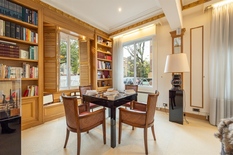 ANTWERPEN - Expo: Prachtige HOB met 3 slaapkamers, 2 badkamers, tuin, lift en oprit met garage
BESCHRIJVING:
Deze statige woonst is gelegen in de gegeerde Expo-wijk.
Dankzij de lift kan elke verdieping gemakkelijk bereikt worden en dankzij de opri