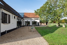 BOECHOUT/VREMDE: Uniek domein bestaande uit hoeve, schuur en stallen
In het hart van het landelijke Vremde ontvouwt zich achter een uitgestrekt perceel van circa 19.000 m² een eigendom dat zelden zijn gelijke kent.
Het domein bestaat uit drie afzond