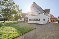 BOECHOUT/VREMDE: Uniek domein bestaande uit hoeve, schuur en stallen
In het hart van het landelijke Vremde ontvouwt zich achter een uitgestrekt perceel van circa 19.000 m² een eigendom dat zelden zijn gelijke kent.
Het domein bestaat uit drie afzond