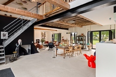 BOECHOUT/VREMDE: Uniek domein bestaande uit hoeve, schuur en stallen
In het hart van het landelijke Vremde ontvouwt zich achter een uitgestrekt perceel van circa 19.000 m² een eigendom dat zelden zijn gelijke kent.
Het domein bestaat uit drie afzond