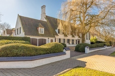 WILRIJK – Park Den Brandt: Impressive and refined villa on a 3,064 m² south-facing plot, offering 6 bedrooms, indoor swimming pool with wellness and a double garage. EPC label B.

Ground floor:
Entrance hall with cloakroom and toilet. Bright living