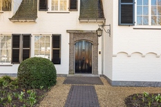 WILRIJK – Park Den Brandt: Impressive and refined villa on a 3,064 m² south-facing plot, offering 6 bedrooms, indoor swimming pool with wellness and a double garage. EPC label B.

Ground floor:
Entrance hall with cloakroom and toilet. Bright living