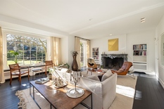 WILRIJK – Park Den Brandt: Impressive and refined villa on a 3,064 m² south-facing plot, offering 6 bedrooms, indoor swimming pool with wellness and a double garage. EPC label B.

Ground floor:
Entrance hall with cloakroom and toilet. Bright living