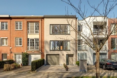 WILRIJK – Spoorweglaan 231 – Ready-to-move-in house with garage, spacious storage room and EPC label A.

This fully renovated house (2017) combines modern living comfort with extensive technical equipment. Thanks to the high-quality renovation, good