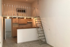ANTWERPEN - 't Zuid - Goedehoopstraat 25: Leuk appartement naast de Schelde en Kloosterstraat. EPC-label C.
BESCHRIJVING:
Leuk appartement met mezzanine, keuken, 1 slaapkamer en aparte badkamer met ligbad (met douchemogelijkheid) en lavabomeubel, op