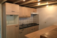 ANTWERPEN - 't Zuid - Goedehoopstraat 25: Leuk appartement naast de Schelde en Kloosterstraat. EPC-label C.
BESCHRIJVING:
Leuk appartement met mezzanine, keuken, 1 slaapkamer en aparte badkamer met ligbad (met douchemogelijkheid) en lavabomeubel, op