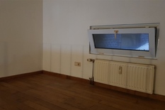 ANTWERPEN - 't Zuid - Goedehoopstraat 25: Leuk appartement naast de Schelde en Kloosterstraat. EPC-label C.
BESCHRIJVING:
Leuk appartement met mezzanine, keuken, 1 slaapkamer en aparte badkamer met ligbad (met douchemogelijkheid) en lavabomeubel, op