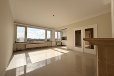 ANTWERPEN - Jan Van Rijswijcklaan: Prachtig gerenoveerd en instapklaar, licht appartement met 1 slaapkamer.
BESCHRIJVING:
Dit instapklaar en licht appartement is gelegen op de 6° verdieping van een statig, mooi onderhouden gebouw.
Men betreedt het ap