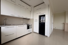 ANTWERPEN - Jan Van Rijswijcklaan: Prachtig gerenoveerd en instapklaar, licht appartement met 1 slaapkamer.
BESCHRIJVING:
Dit instapklaar en licht appartement is gelegen op de 6° verdieping van een statig, mooi onderhouden gebouw.
Men betreedt het ap