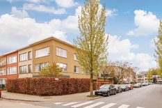 WILRIJK - Oosterveld: Instapklaar hoekappartement van ca 120m² met 2 slaapkamers en garage.
BESCHRIJVING:
Dit zeer goed onderhouden appartement is gelegen op de 1°verdieping van een klein gebouw.
Via de inkomhal betreedt men de aangename en lichtri