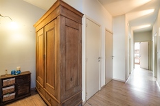 WILRIJK - Oosterveld: Instapklaar hoekappartement van ca 120m² met 2 slaapkamers en garage.
BESCHRIJVING:
Dit zeer goed onderhouden appartement is gelegen op de 1°verdieping van een klein gebouw.
Via de inkomhal betreedt men de aangename en lichtri