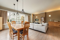 WILRIJK - Oosterveld: Instapklaar hoekappartement van ca 120m² met 2 slaapkamers en garage.
BESCHRIJVING:
Dit zeer goed onderhouden appartement is gelegen op de 1°verdieping van een klein gebouw.
Via de inkomhal betreedt men de aangename en lichtri