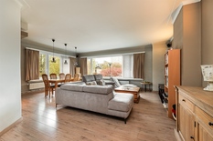 WILRIJK - Oosterveld: Instapklaar hoekappartement van ca 120m² met 2 slaapkamers en garage.
BESCHRIJVING:
Dit zeer goed onderhouden appartement is gelegen op de 1°verdieping van een klein gebouw.
Via de inkomhal betreedt men de aangename en lichtri