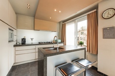 WILRIJK - Oosterveld: Instapklaar hoekappartement van ca 120m² met 2 slaapkamers en garage.
BESCHRIJVING:
Dit zeer goed onderhouden appartement is gelegen op de 1°verdieping van een klein gebouw.
Via de inkomhal betreedt men de aangename en lichtri