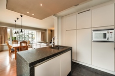 WILRIJK - Oosterveld: Instapklaar hoekappartement van ca 120m² met 2 slaapkamers en garage.
BESCHRIJVING:
Dit zeer goed onderhouden appartement is gelegen op de 1°verdieping van een klein gebouw.
Via de inkomhal betreedt men de aangename en lichtri