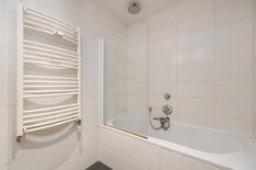 WILRIJK - Oosterveld: Instapklaar hoekappartement van ca 120m² met 2 slaapkamers en garage.
BESCHRIJVING:
Dit zeer goed onderhouden appartement is gelegen op de 1°verdieping van een klein gebouw.
Via de inkomhal betreedt men de aangename en lichtri