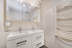 WILRIJK - Oosterveld: Instapklaar hoekappartement van ca 120m² met 2 slaapkamers en garage.
BESCHRIJVING:
Dit zeer goed onderhouden appartement is gelegen op de 1°verdieping van een klein gebouw.
Via de inkomhal betreedt men de aangename en lichtri