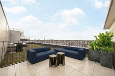 ANTWERPEN - Zurenborg: Duplex-penthouse met 3 slaapkamers, 3 terrassen en 2 P nabij het Stadspark

BESCHRIJVING : 

Gelegen op de 8° en 9° verdieping van een nieuwbouwproject bevindt zich deze lichtrijke duplex-penthouse.
Dankzij de centrale liggin