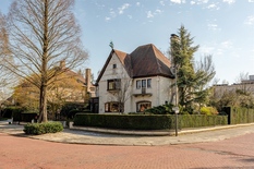 WILRIJK - Park Den Brandt: Karaktervolle villa in cottagestijl op 1.198m² met zuidtuin.

BESCHRIJVING:

Gelijkvloers:
Imposante inkomhal op natuursteen met toilet en vestiaire.
Toegang tot de leefkamer met open haard en de aansluitende eetkamer. Be