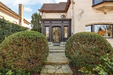 WILRIJK - Park Den Brandt: Karaktervolle villa in cottagestijl op 1.198m² met zuidtuin.

BESCHRIJVING:

Gelijkvloers:
Imposante inkomhal op natuursteen met toilet en vestiaire.
Toegang tot de leefkamer met open haard en de aansluitende eetkamer. Be