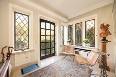 WILRIJK - Park Den Brandt: Karaktervolle villa in cottagestijl op 1.198m² met zuidtuin.

BESCHRIJVING:

Gelijkvloers:
Imposante inkomhal op natuursteen met toilet en vestiaire.
Toegang tot de leefkamer met open haard en de aansluitende eetkamer. Be