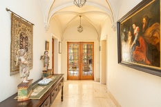 WILRIJK - Park Den Brandt: Karaktervolle villa in cottagestijl op 1.198m² met zuidtuin.

BESCHRIJVING:

Gelijkvloers:
Imposante inkomhal op natuursteen met toilet en vestiaire.
Toegang tot de leefkamer met open haard en de aansluitende eetkamer. Be