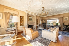 WILRIJK - Park Den Brandt: Karaktervolle villa in cottagestijl op 1.198m² met zuidtuin.

BESCHRIJVING:

Gelijkvloers:
Imposante inkomhal op natuursteen met toilet en vestiaire.
Toegang tot de leefkamer met open haard en de aansluitende eetkamer. Be